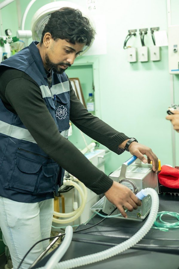 Profissional da JP MED atuando em equipamento médico
